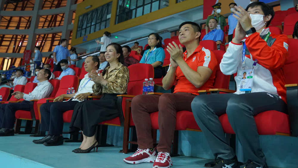 Chủ tịch Quốc hội Singapore dự khán trận cầu lông Singapore - Malaysia