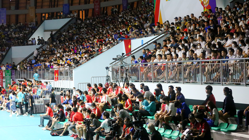 Nhà Thi đấu thể thao tỉnh Bắc Giang chật kín khán giả cổ vũ