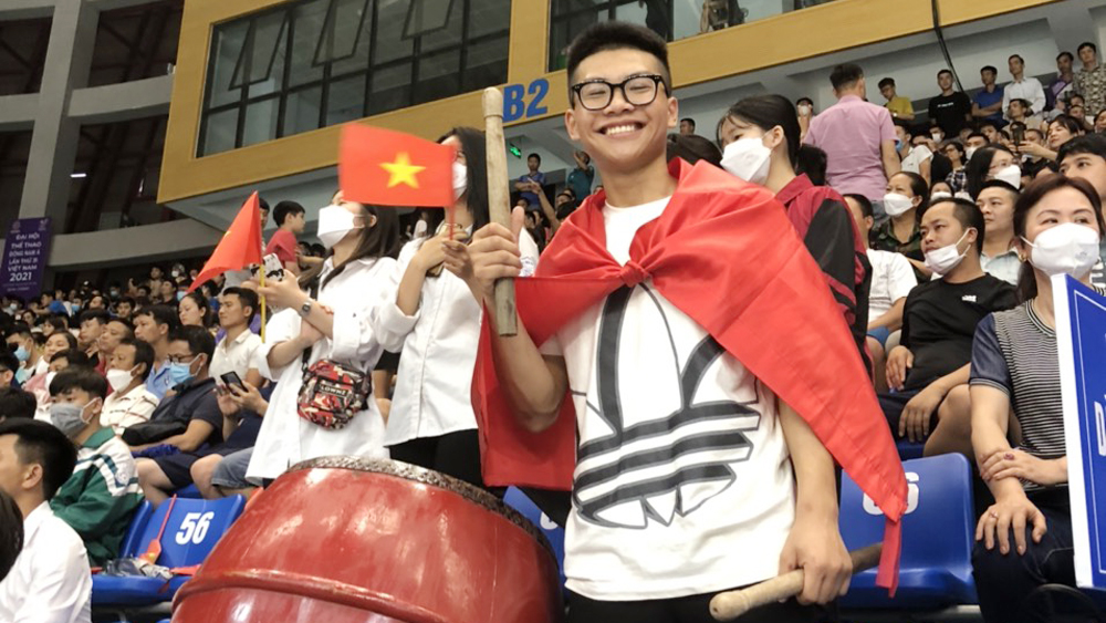 Bắc Giang: Chàng trai trẻ với cách cổ vũ cầu lông đặc biệt