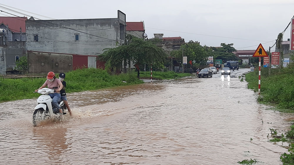 Nhiều tuyến đường ở Lục Ngạn bị ngập do mưa lớn