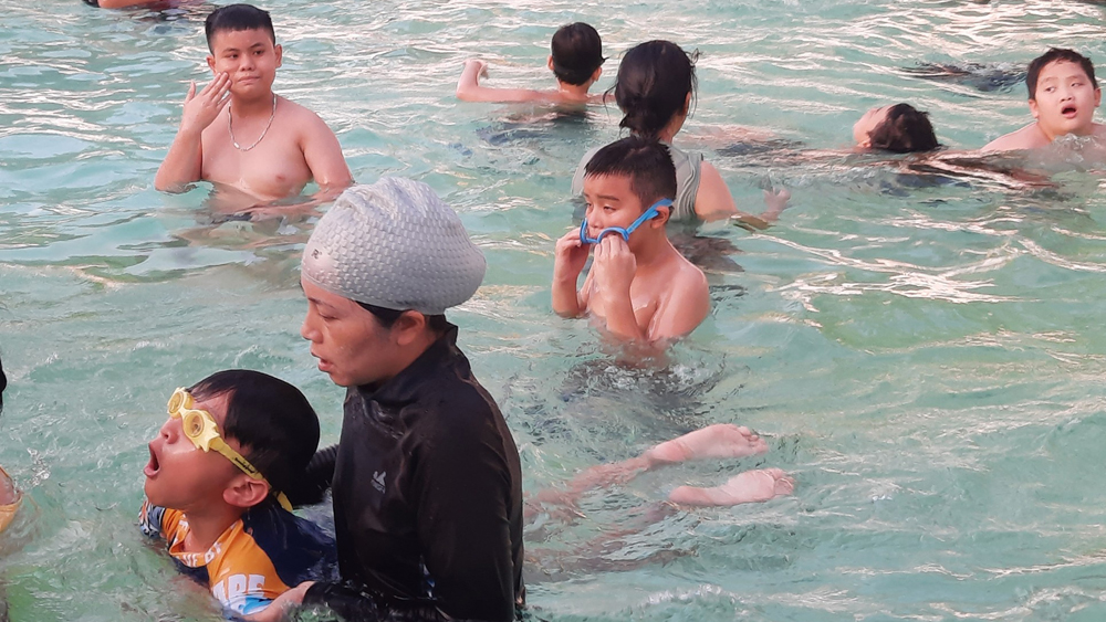 Bắc Giang: Thời tiết nắng nóng, trẻ em đổ xô đến các bể bơi