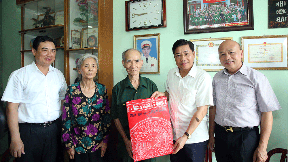 Bí thư Tỉnh ủy Dương Văn Thái thăm, tặng quà người có công TP Bắc Giang