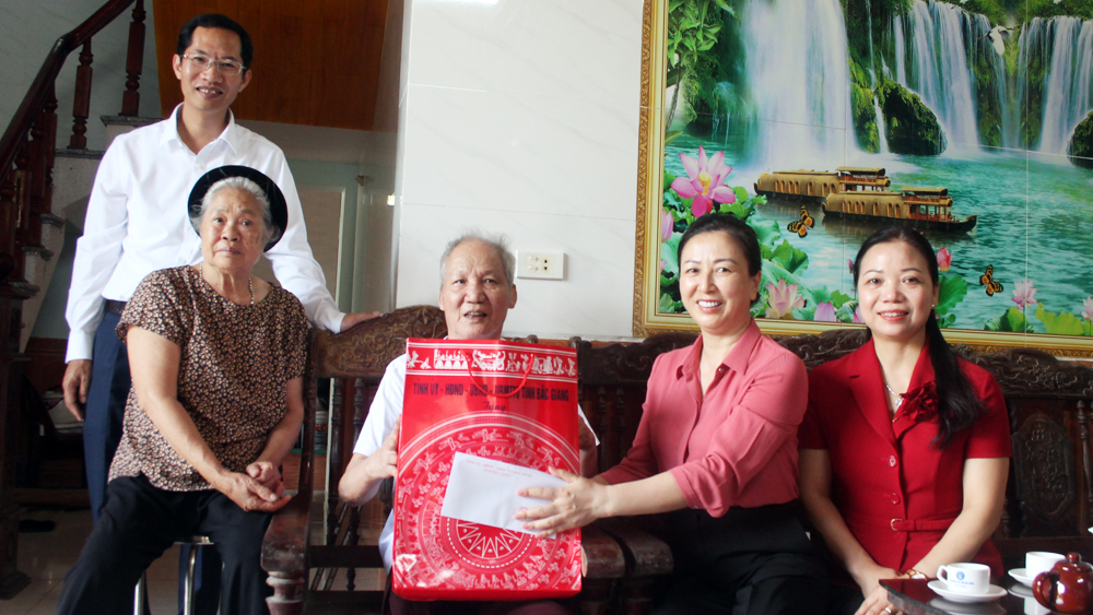 Đồng chí Lê Thị Thu Hồng thăm, tặng quà người có công tiêu biểu huyện Yên Dũng