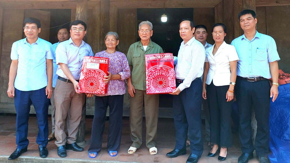 Phó Chủ tịch HĐND tỉnh Nghiêm Xuân Hưởng thăm, tặng quà gia đình chính sách tại huyện Yên Thế