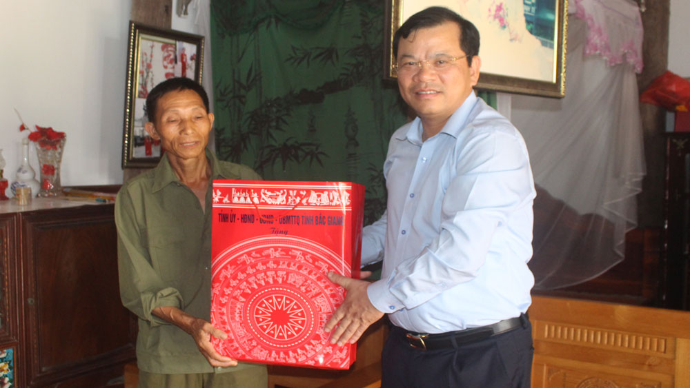 Đồng chí Phan Thế Tuấn, Phó Chủ tịch UBND tỉnh thăm, tặng quà người có công tại huyện Sơn Động