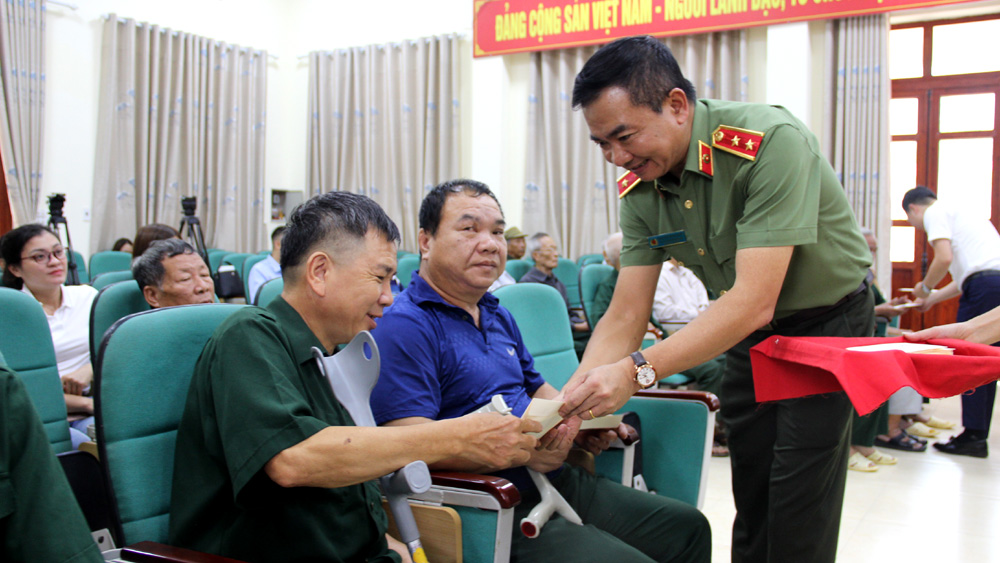Đoàn công tác của Ủy ban Quốc phòng và An ninh thăm, tặng quà thương binh tại Bắc Giang