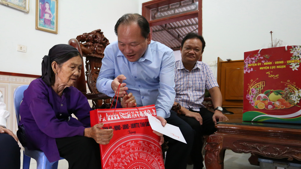 Chủ tịch Ủy ban MTTQ tỉnh Trần Công Thắng tặng quà người có công huyện Lục Ngạn và Lục Nam