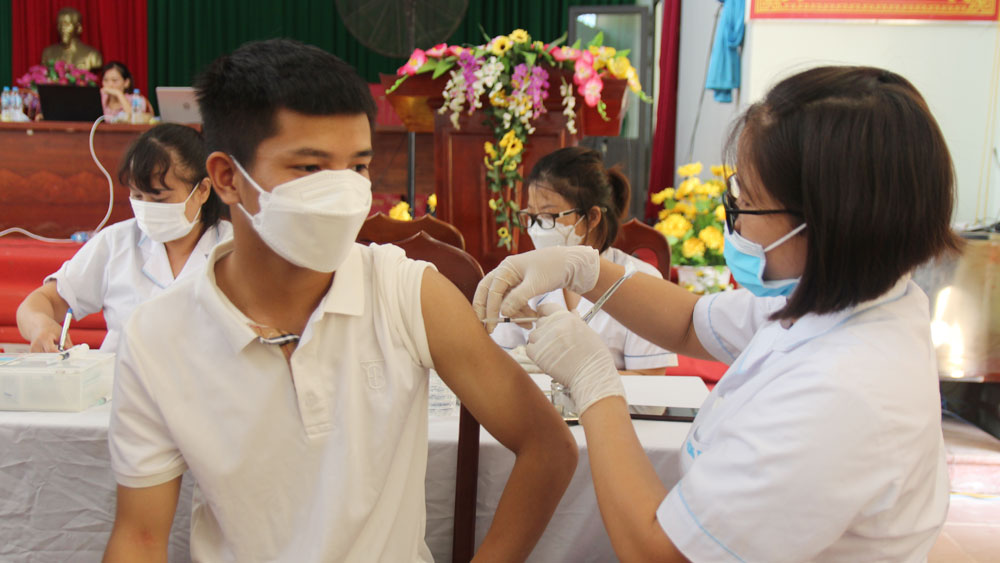 Huyện Lục Ngạn hoàn thành tiêm mũi 4 vắc - xin phòng Covid-19 cho lực lượng tuyến đầu