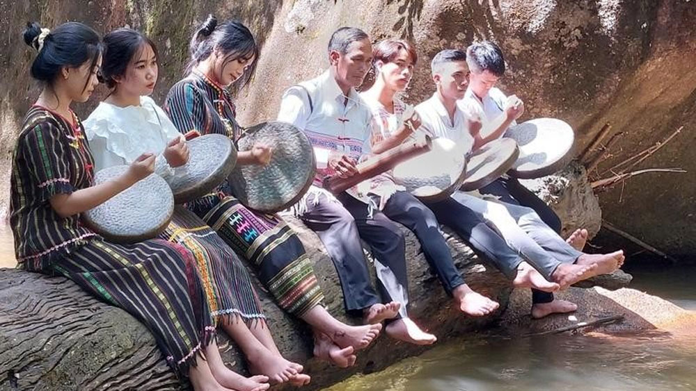 Ma ethnic people strive to safeguard traditional musical instruments