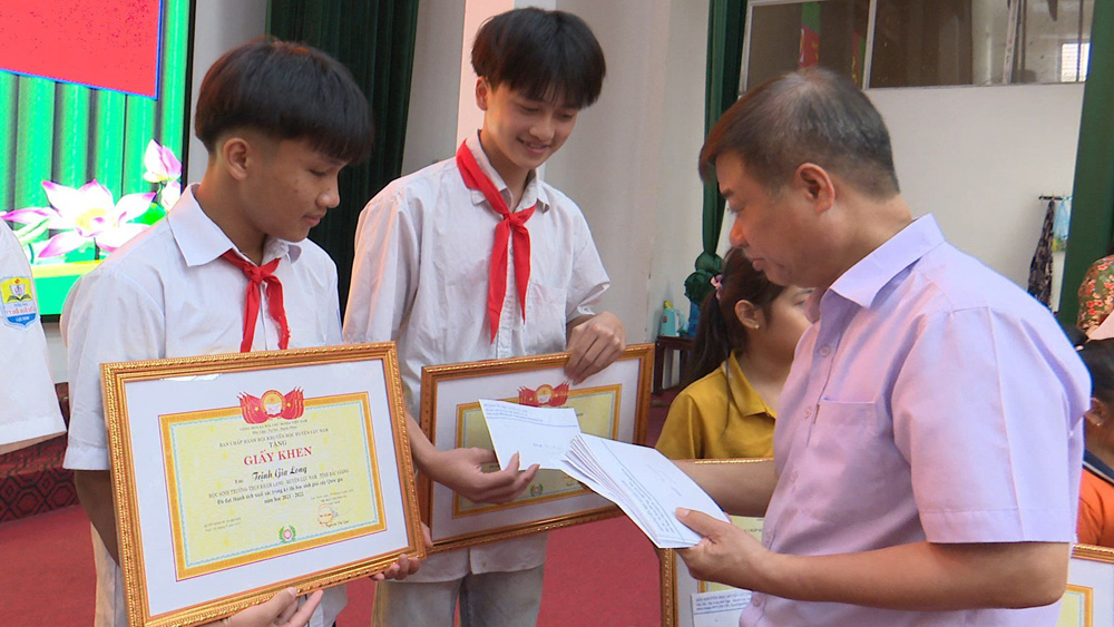 Huyện Lục Nam tuyên dương học sinh đạt thành tích cao