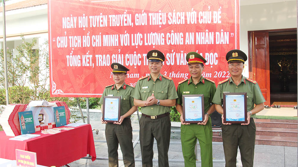 Tuyên truyền, giới thiệu sách chủ đề “Chủ tịch Hồ Chí Minh với lực lượng Công an nhân dân”