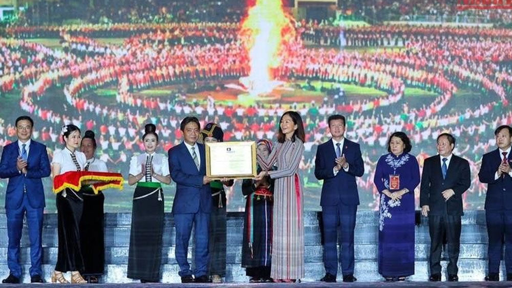 Ceremony honours Xoe Thai art