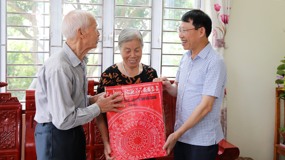 Chủ tịch UBND tỉnh Lê Ánh Dương thăm, tặng quà người cao tuổi huyện Tân Yên