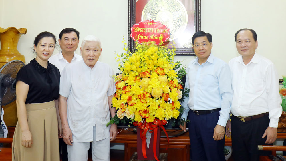 Thường trực Tỉnh ủy thăm, chúc mừng đồng chí Nguyễn Thanh Quất nhân Ngày Quốc tế Người cao tuổi
