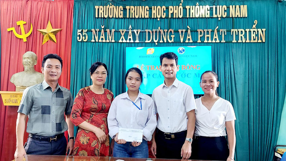 Báo Bắc Giang trao học bổng "Chắp cánh ước mơ" cho học sinh huyện Lục Nam