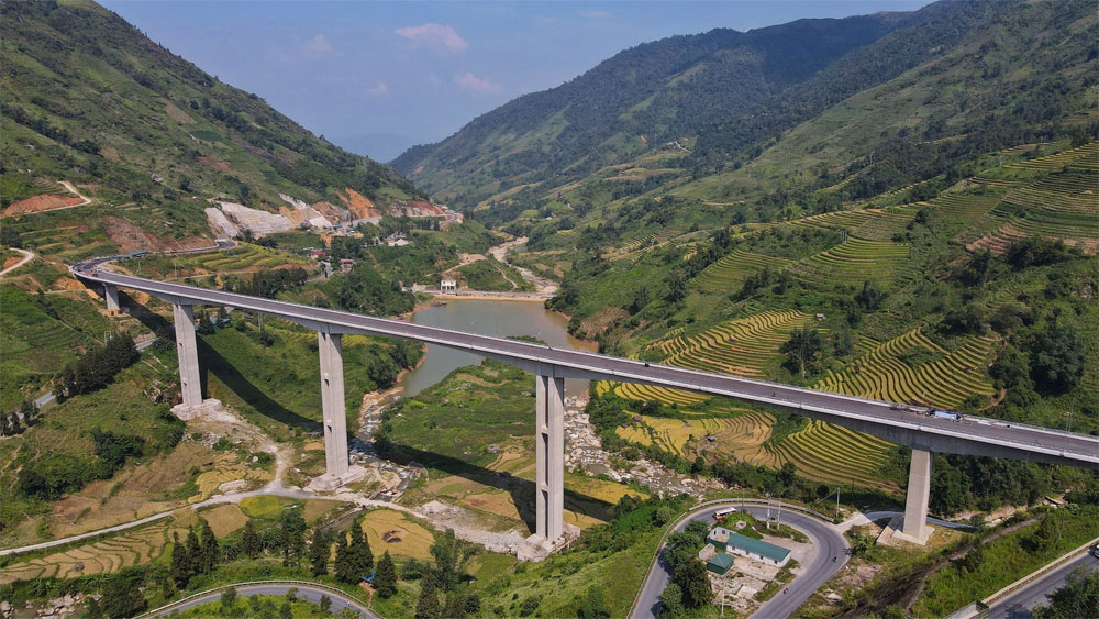 Vietnam’s tallest viaduct gets ready for traffic