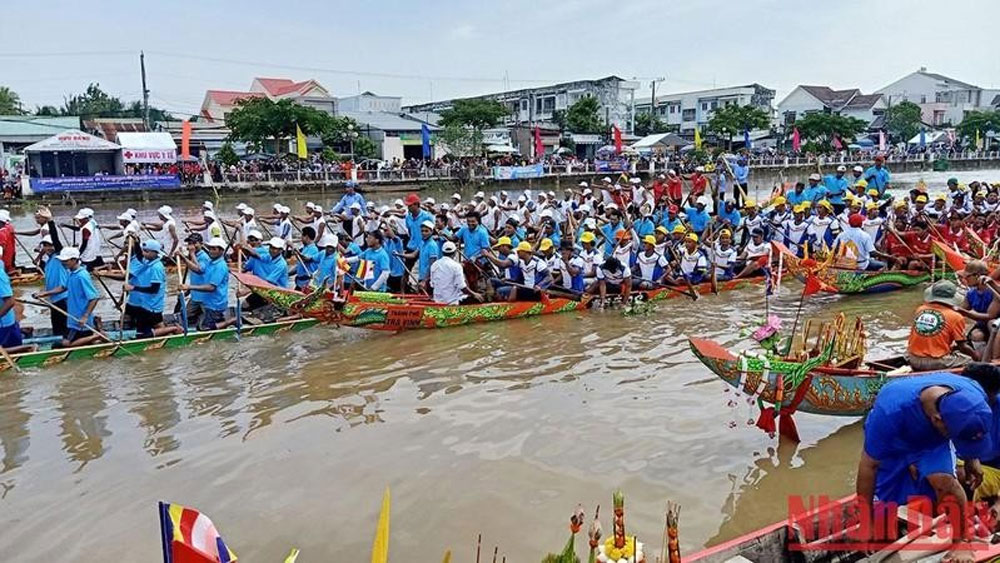 Boat race within Ok Om Bok Festival opens in Tra Vinh province