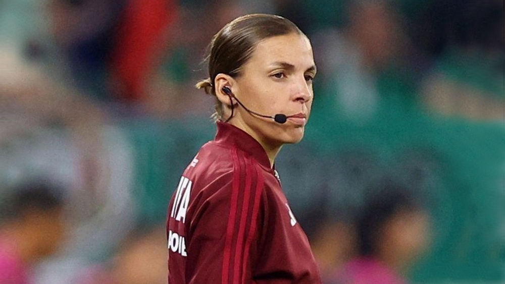 Stephanie Frappart - nữ trọng tài đầu tiên làm nhiệm vụ tại World Cup 2022