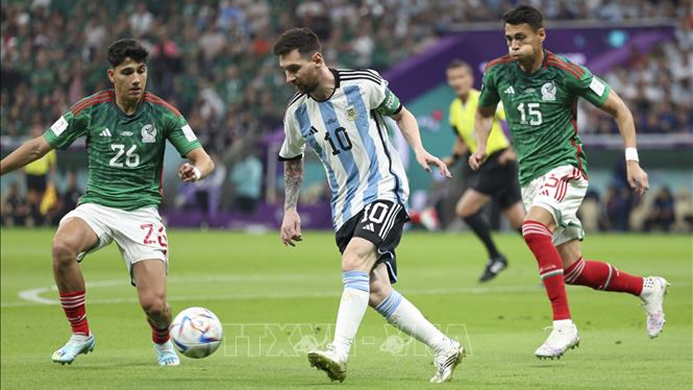 Messi tỏa sáng giúp đội tuyển Argentina giữ hy vọng đi tiếp