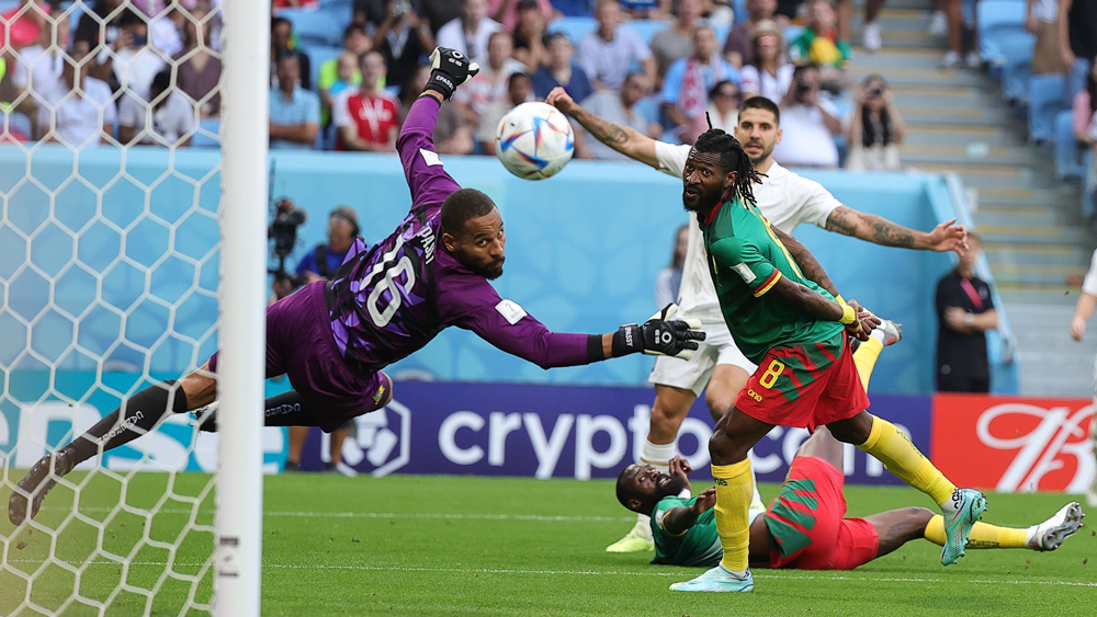 Serbia 'đánh rơi' chiến thắng trước Cameroon