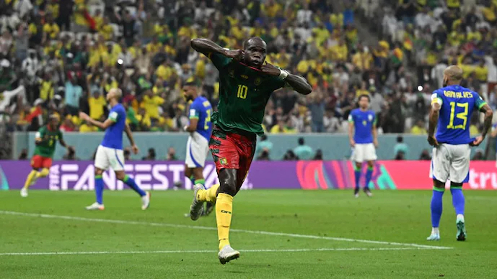 Brazil thua Cameroon phút bù giờ