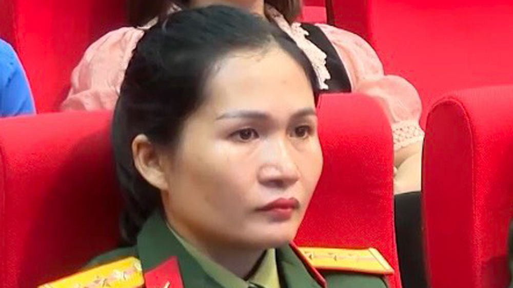 Nữ quân nhân Nguyễn Thị Nguyệt Minh nhặt được của rơi trả người đánh mất