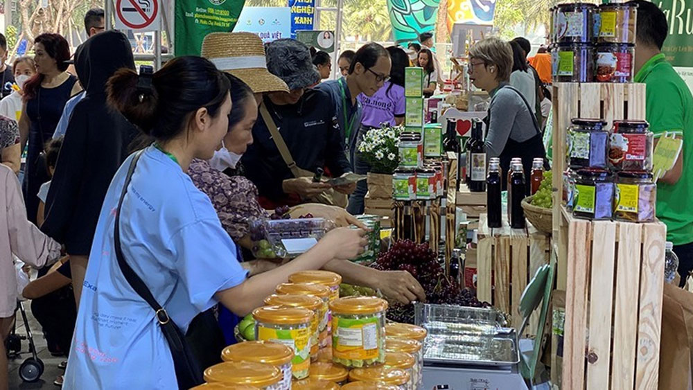 Over 1,000 typical agricultural products displayed at Tet festival