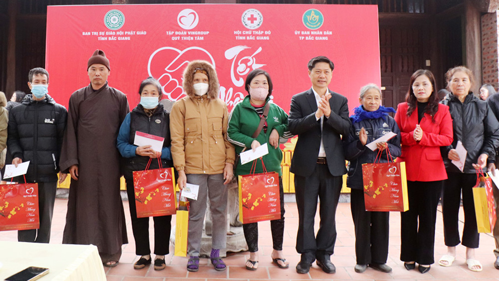 Tặng quà Tết cho 200 hộ nghèo, hoàn cảnh khó khăn tại TP Bắc Giang