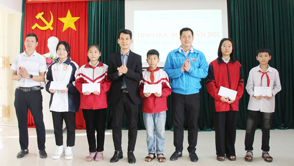Quỹ Chắp cánh ước mơ Báo Bắc Giang trao học bổng cho học sinh vượt khó học giỏi
