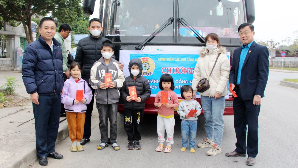 Bắc Giang: 12 chuyến xe đưa công nhân về quê ăn Tết