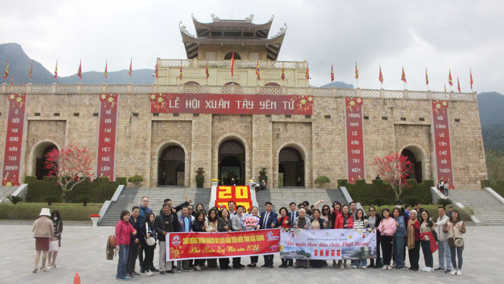 Bắc Giang đón đoàn khách du lịch "xông đất" tuyến Hà Nội - Tây Yên Tử