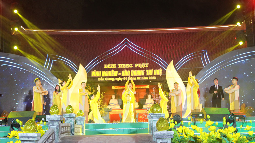 Hàng nghìn người thưởng thức chương trình nghệ thuật "Đêm nhạc Phật"
