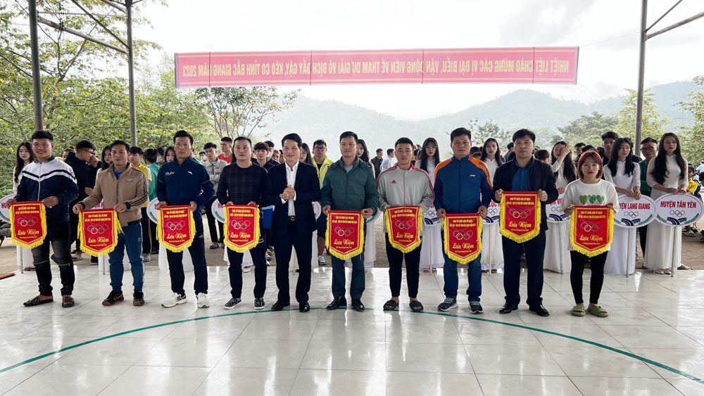 Hơn 300 vận động viên tham dự Giải Vô địch đẩy gậy-kéo co tỉnh Bắc Giang năm 2023