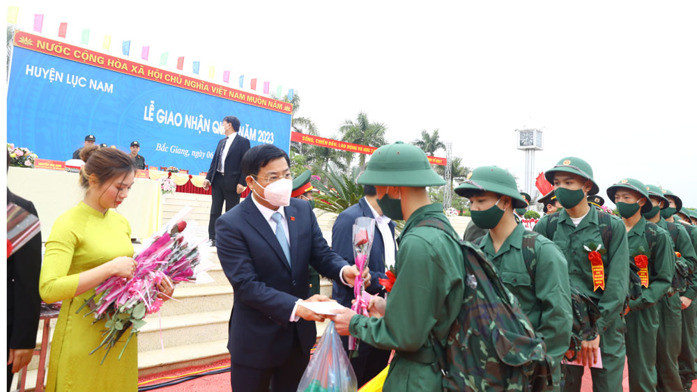 Bí thư Tỉnh ủy Bắc Giang Dương Văn Thái dự lễ giao, nhận quân tại huyện Lục Nam