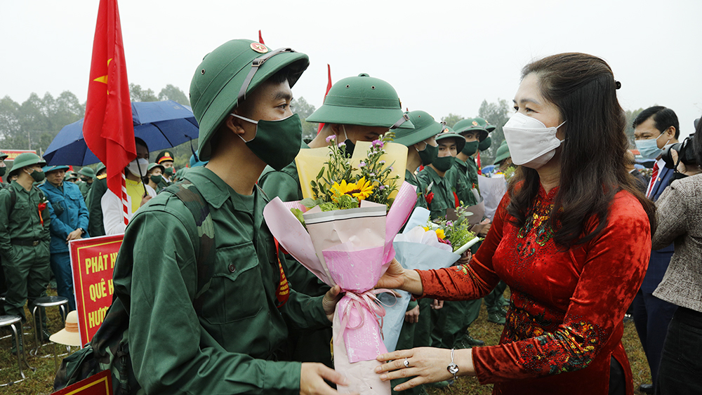 Phó Chủ tịch Thường trực HĐND tỉnh Lâm Thị Hương Thành dự lễ giao, nhận quân tại huyện Hiệp Hòa