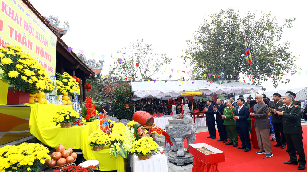 Bí thư Tỉnh ủy Dương Văn Thái dự Lễ khai hội Xuân Đền Thần Nông