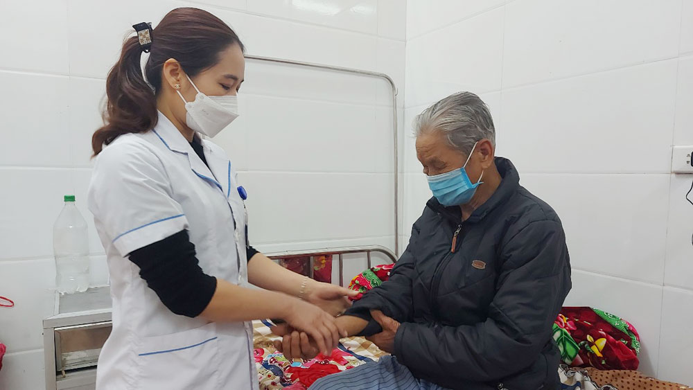 Giám đốc Sở Y tế Bắc Giang khen thưởng 25 tập thể và cá nhân tích cực hiến máu cứu người
