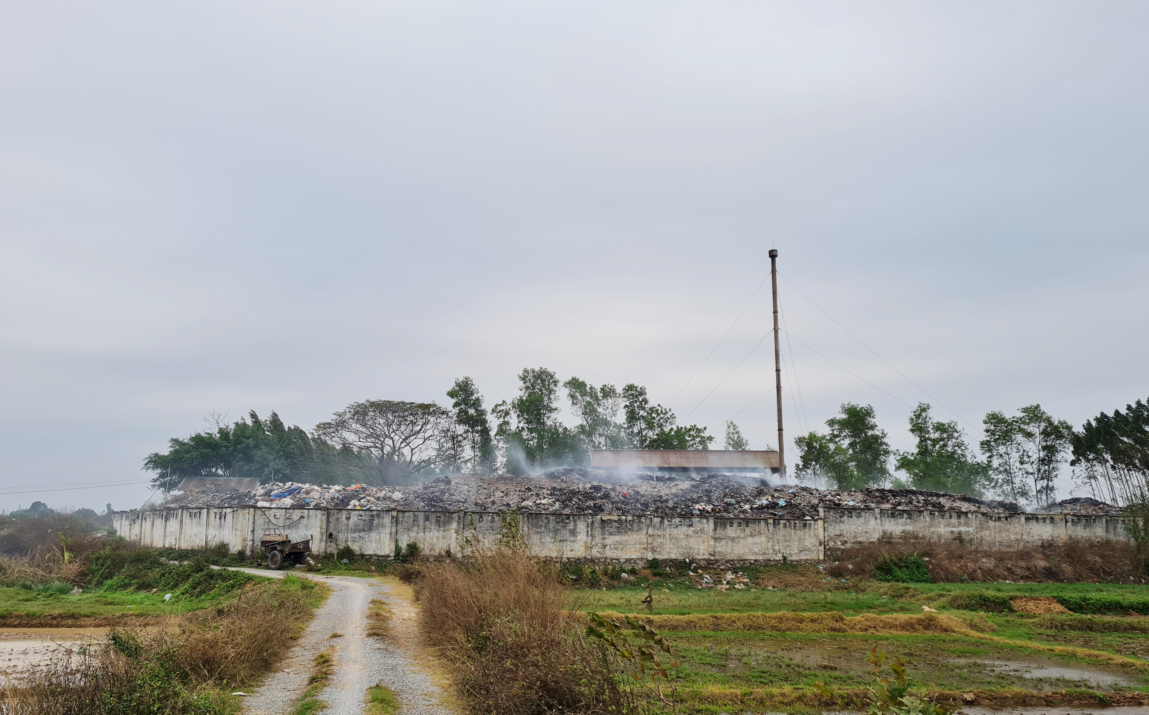 Thị trấn Đồi Ngô (Lục Nam): Bãi rác quá tải gây ô nhiễm môi trường