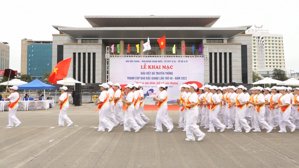 Một số đội hình chạy tập thể tại Giải Việt dã Báo Bắc Giang lần thứ 40