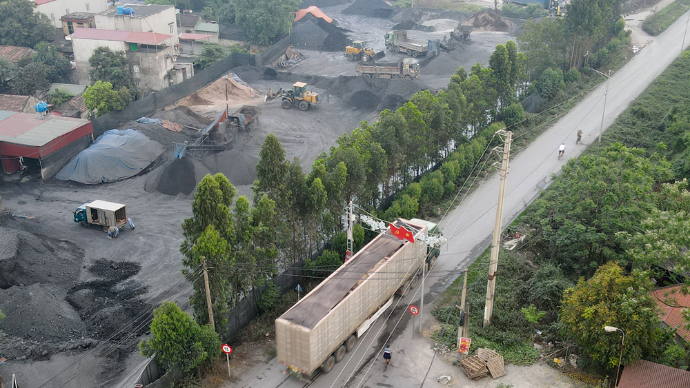 Chủ tịch UBND tỉnh Bắc Giang yêu cầu làm rõ phản ánh xe quá tải hoạt động trên đê Lục Nam