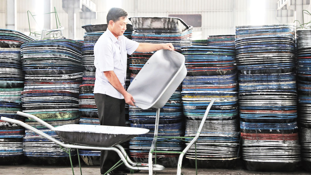 Veteran creates “Made in Vietnam” wheelbarrow