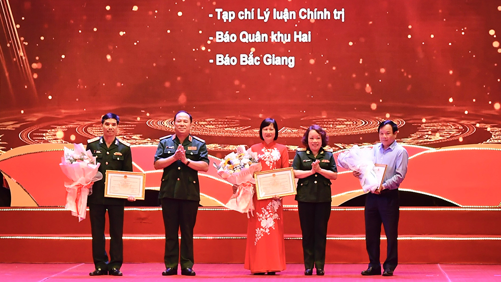 Báo Bắc Giang đoạt giải tập thể và giải Nhì Cuộc thi viết “Bảo vệ nền tảng tư tưởng của Đảng trong tình hình mới”