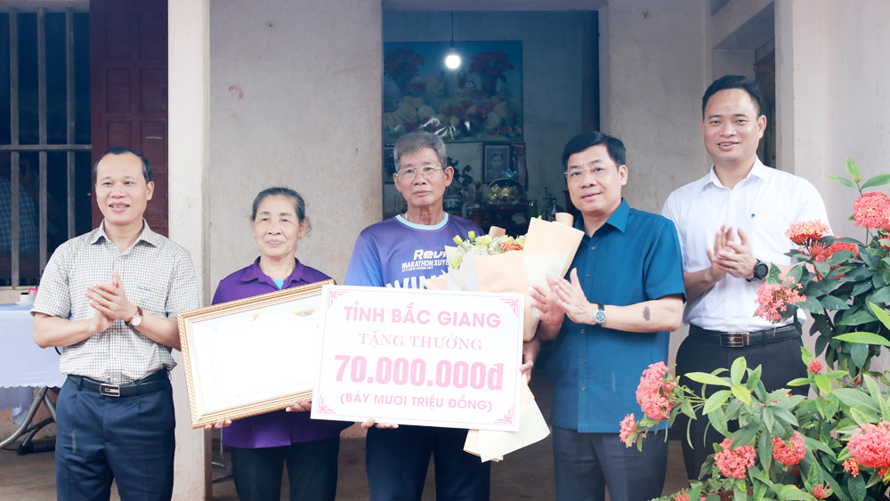 Bí thư Tỉnh ủy Dương Văn Thái thăm gia đình, khen thưởng VĐV Nguyễn Thị Oanh