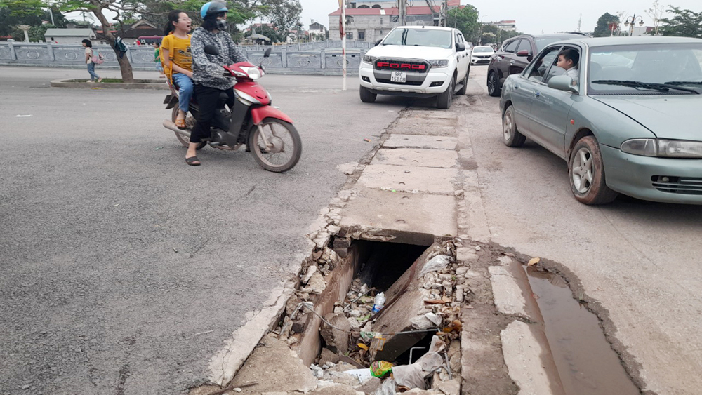 Thị trấn Vôi (Lạng Giang): Cống bị vỡ nắp trước cổng trường gây mất an toàn giao thông