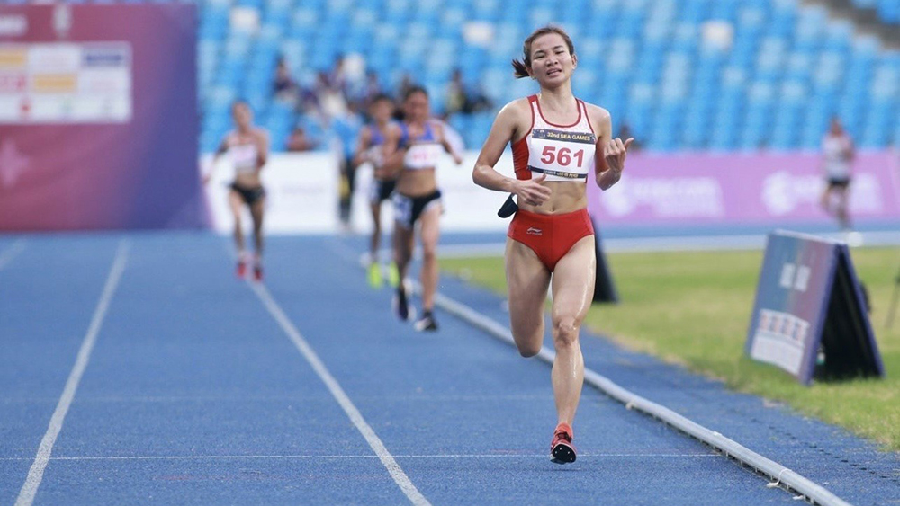 Hình ảnh VĐV Nguyễn Thị Oanh bứt tốc về đích trên đường chạy 10.000m tại SEA Games 32