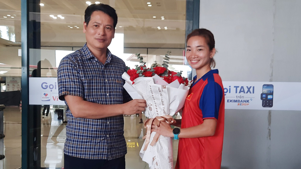 Nguyễn Thị Oanh rạng rỡ trở về Hà Nội sau SEA Games 32