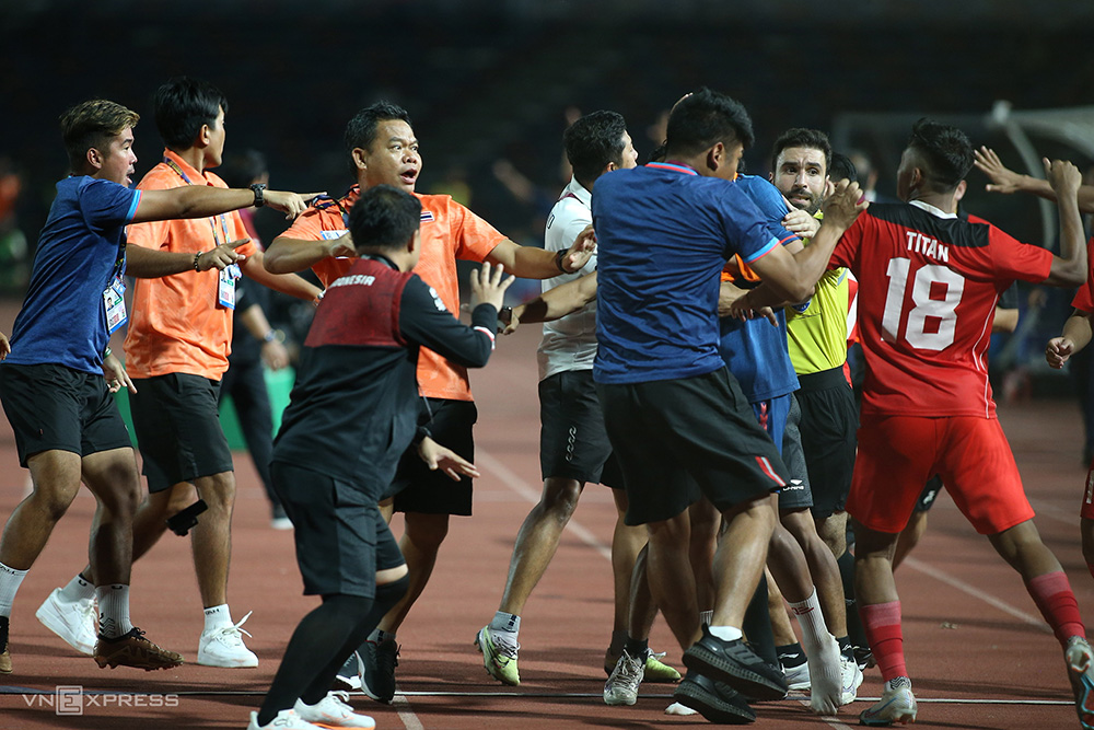 Sự cố trận chung kết bóng đá nam SEA Games 32: Thái Lan, Indonesia đối mặt án phạt nặng