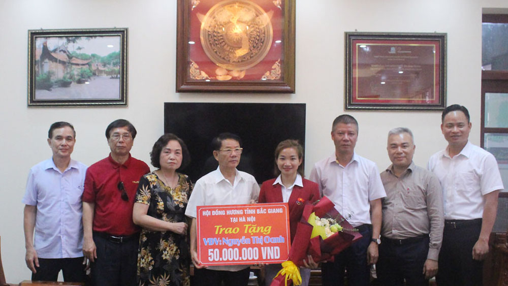 Hội đồng hương tỉnh Bắc Giang và huyện Lạng Giang tại Hà Nội khen thưởng VĐV Nguyễn Thị Oanh
