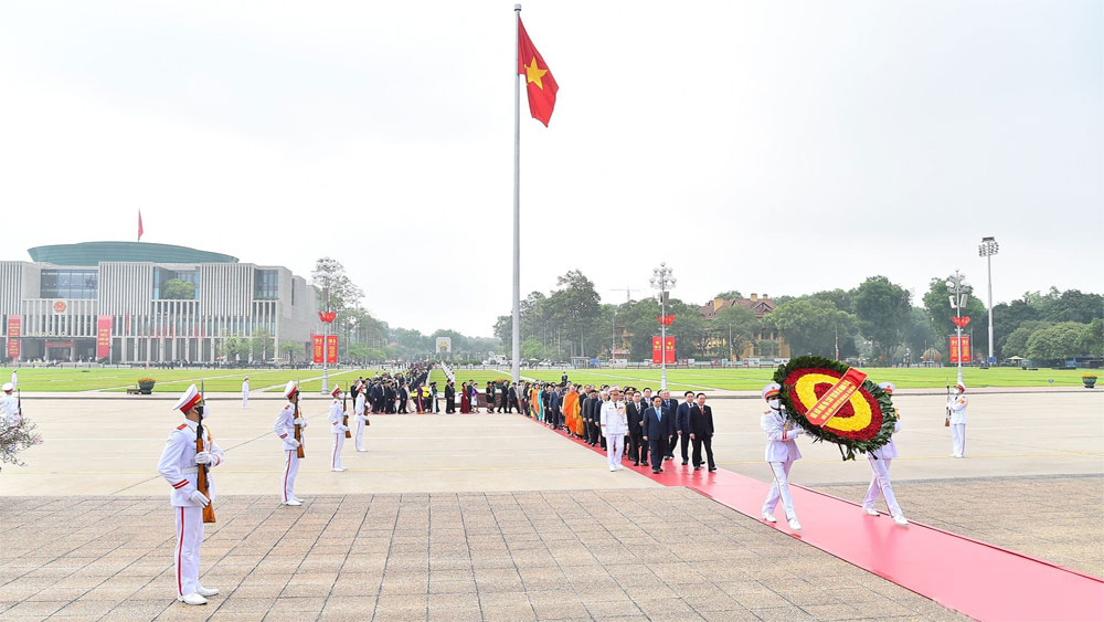 Các đại biểu Quốc hội vào Lăng viếng Chủ tịch Hồ Chí Minh