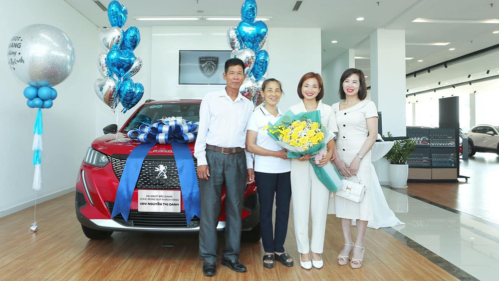 Nguyễn Thị Oanh tới showroom nhận ô tô Peugeot 2008 giá gần 1 tỷ đồng